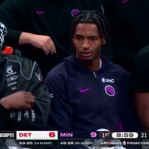 星空体育app官方网站-哈哈哈怪好玩！爱德华兹替补席拍腿大笑 道苏姆&amp;菲利普斯两脸无感