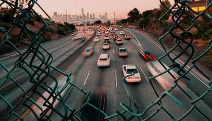 接机女球迷吐槽詹姆斯：哎哎哎这就走了，这都不看我们一眼